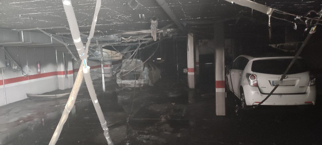 Interior del garaje donde ha ardido un coche en Culleredo (A Coruña)