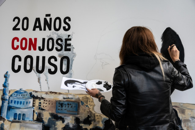 Archivo - Manifestante pinta un mural durante una concentración en el 20 aniversario del fallecimiento del periodista José Couso en la que se exige un año más 