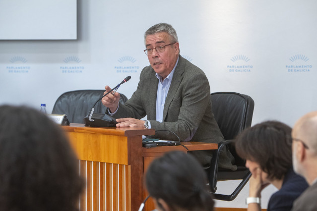 El director xeral de Defensa do Monte, Manuel Rodríguez, responde en la Comisión 7ª del Parlamento de Galicia.