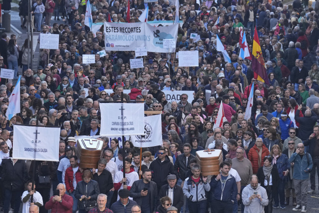 Archivo - Cientos de personas durante una manifestación en defensa de la sanidad pública, en el parque de la Alameda, a 4 de febrero de 2024, en Santiago de Compostela, A Coruña, Galicia (España). La plataforma SOS Sanidade Pública ha convocado esta conce
