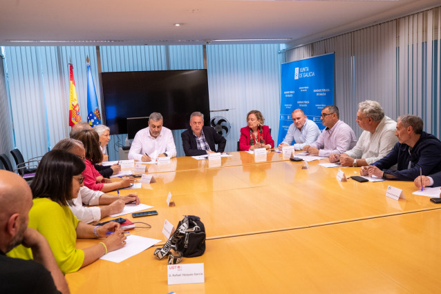 Primera reunión del conselleiro de Sanidade, Antonio Gómez Caamaño, con los representantes de los principales sindicatos del Sergas: CIG, CSIF, CCOO y UGT.