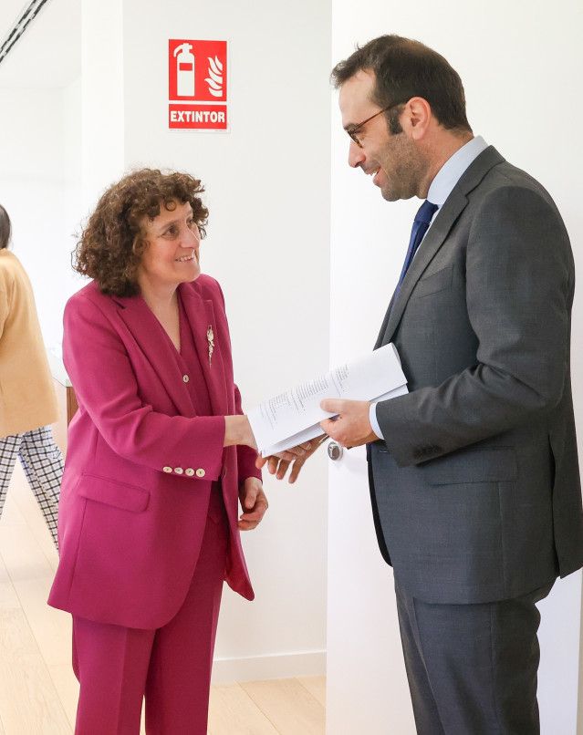 El ministro de Economía, Comercio y Empresa, Carlos Cuerpo, y la alcaldesa de Santiago de Compostela, Goretti Sanmartín, se saludan a su llegada a una reunión, en la sede del Ministerio, a 10 de mayo de 2024, en Madrid.