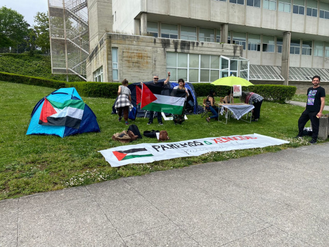 Estudiantes acampan en el Campus de Elviña, en A Coruña, para mostrar su apoyo al pueblo palestino.