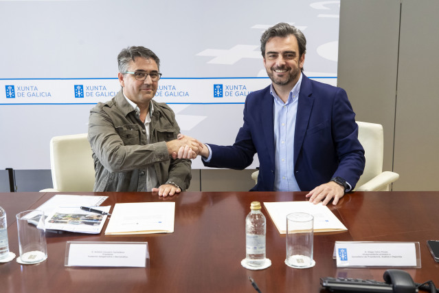 O conselleiro de Presidencia, Xustiza e Deportes, Diego Calvo, firma el convenio de colaboración con la Fundación Galega Contra o Narcotráfico.