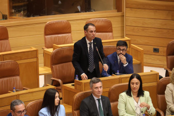 El diputado del PP de Galicia, Juan Manuel Casares, toma posesión de su acta desde su escaño