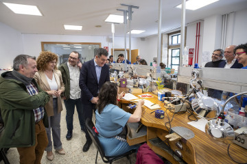 Román Rodríguez visitando la escuela de joyería vinculada al Centro de enseñanzas artísticas Mestre Mateo