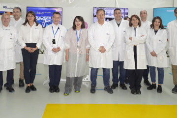 Visita de la conselleira de Economía e Industria, María Jesús Lorenzana, a la planta de OP Mobility en Redondela (Pontevedra).