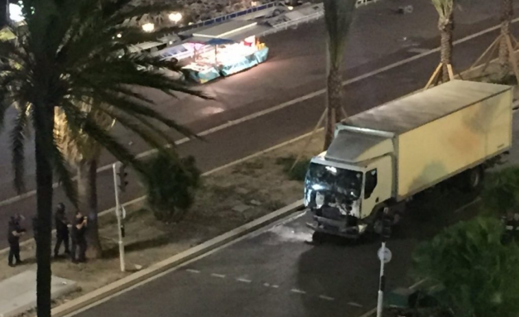 Atentado en Niza: un camión atropela unha multitude e causa 84 mortos