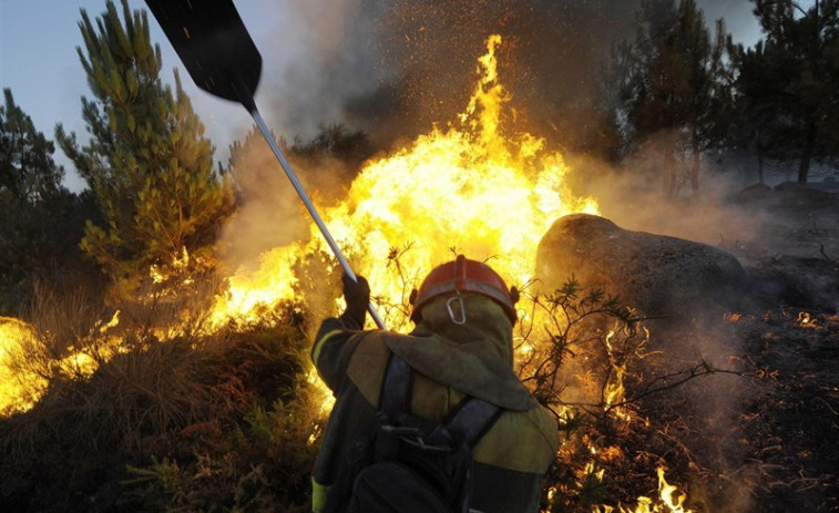 Evacúan cinco bombeiros forestais feridos nun incendio en Ribas de Sil