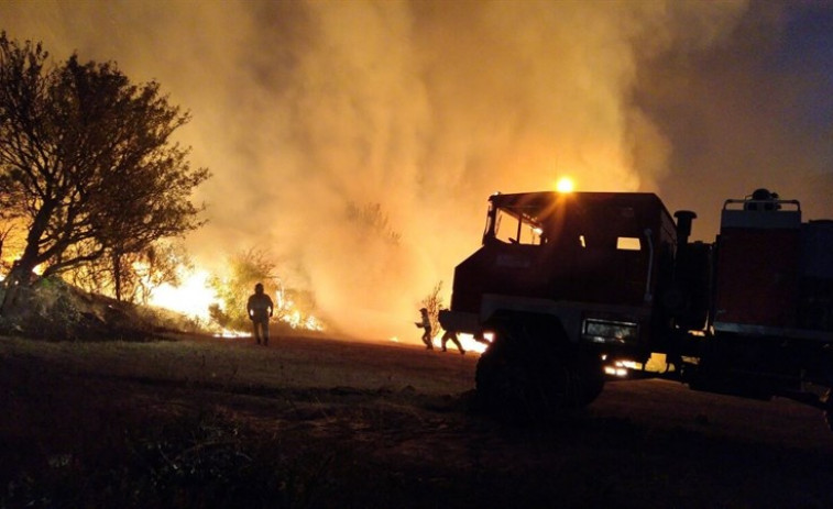 Permanece activo un incendio en Sober que lleva arrasadas más de 100 hectáreas