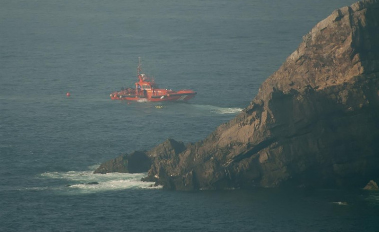 Un home chega a nado a terra despois de tirarse ao mar porque lle ardía o barco