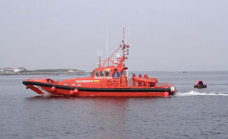 ​Rescatados cuatro tripulantes de una embarcación que chocó contra una batea