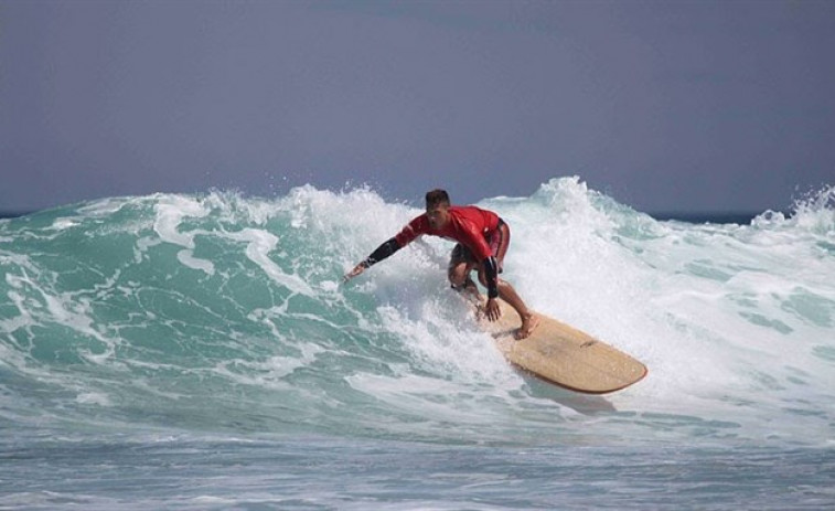 Socorristas salvan a un surfista en la playa de Punta Penencia