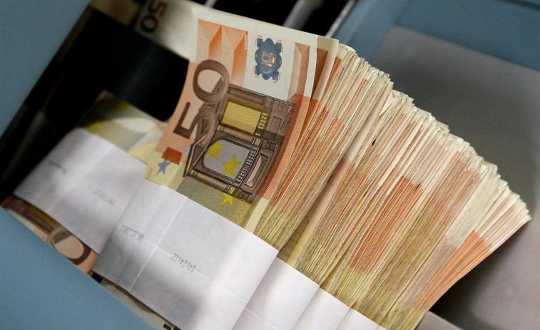 En busca y captura 10.000 euros esparcidos por una carretera de Milladoiro