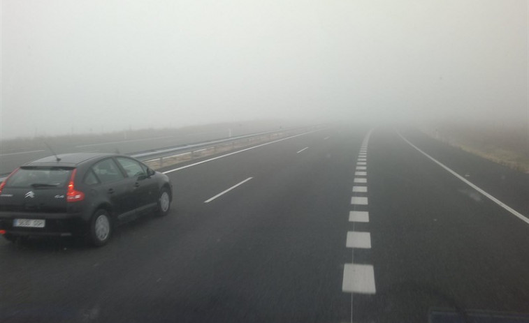 La circulación en la A-8 en Mondoñedo lleva casi un día cortada por la niebla