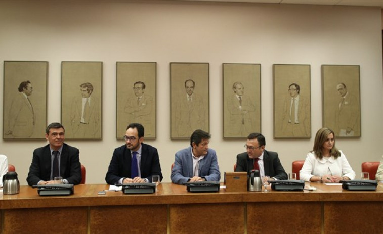 El PSOE abre un expediente a los 15 diputados díscolos por su 'no' a Rajoy