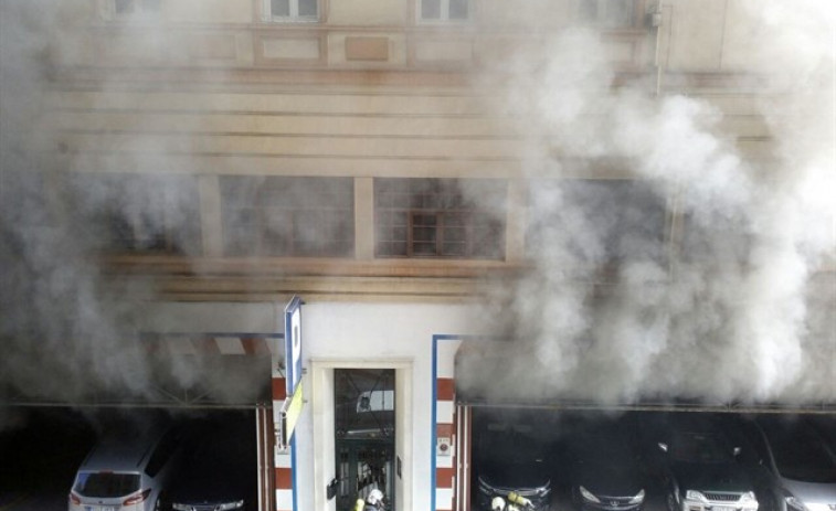 24 vehículos afectados por un incendio nun garaxe na Coruña
