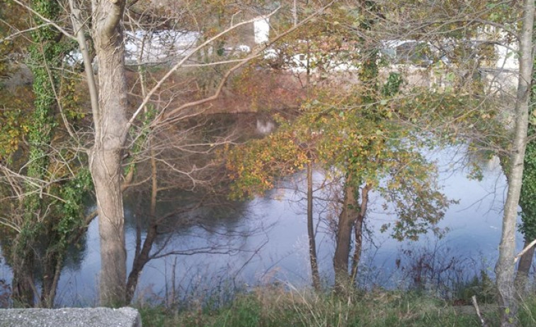 ​Instalan barreiras para frear unha vertedura nun río de Bergondo