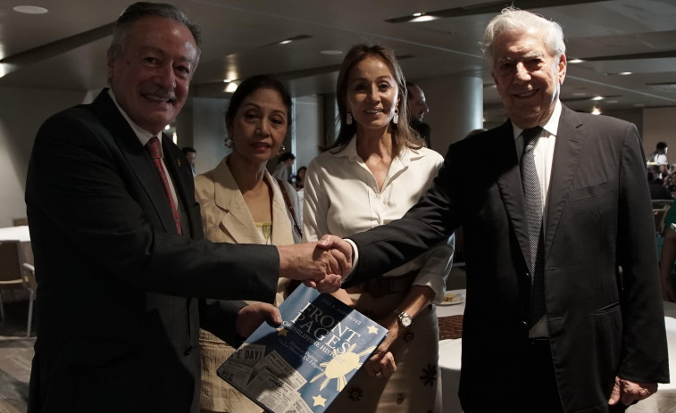 El periodista ourensano José Rodríguez obsequia a Vargas Llosa con su libro sobre Filipinas