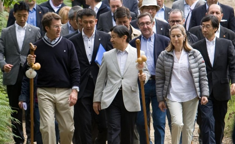 Pastor sorprende a su homólogo japonés regalándole una foto de Naruhito en el Camino de Santiago