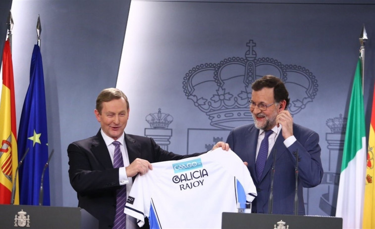 O primeiro ministro irlandés agasalla a Rajoy cunha camisola da selección galega de fútbol gaélico