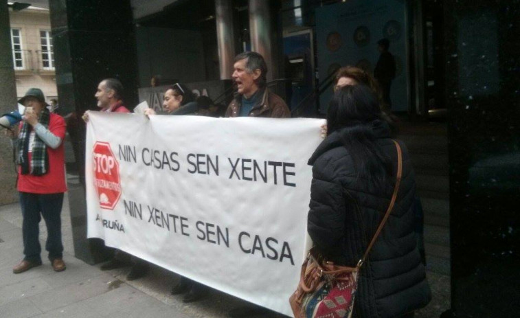 Stop Desahucios pide a Abanca que condone una deuda de 100.000 euros a una familia con dos niños