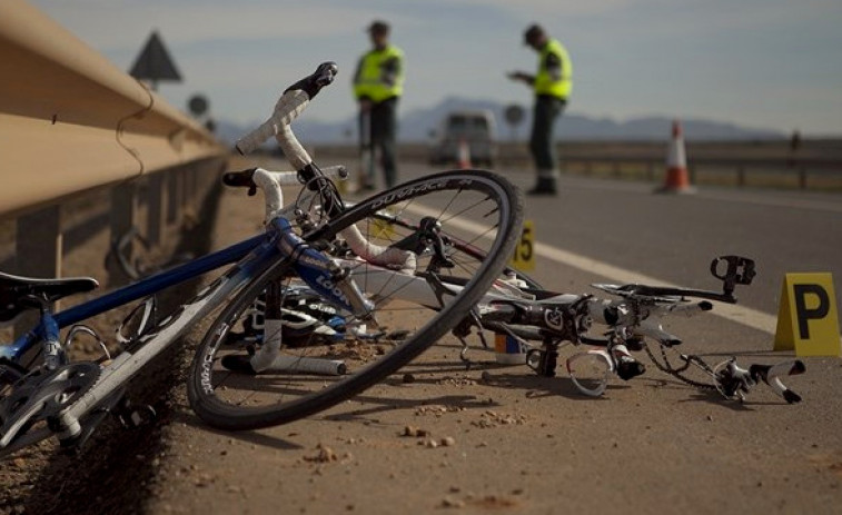 ​Un conductor atropella a un pelotón ciclista en Oia