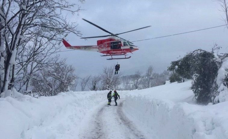 Rescatadas con vida ocho personas en el hotel enterrado por la nieve en Italia