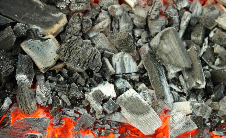 ​Una madre y sus dos hijos, intoxicados en Camariñas por encender una barbacoa para calentarse