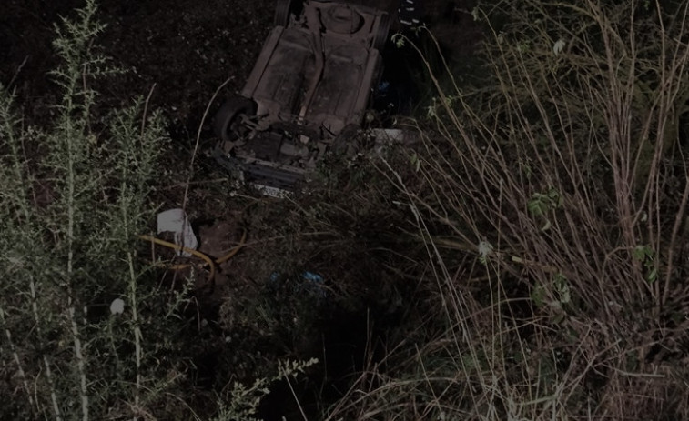 ​Encuentran herida a una mujer que se salió de la carretera y cayó por un terraplén en O Corgo