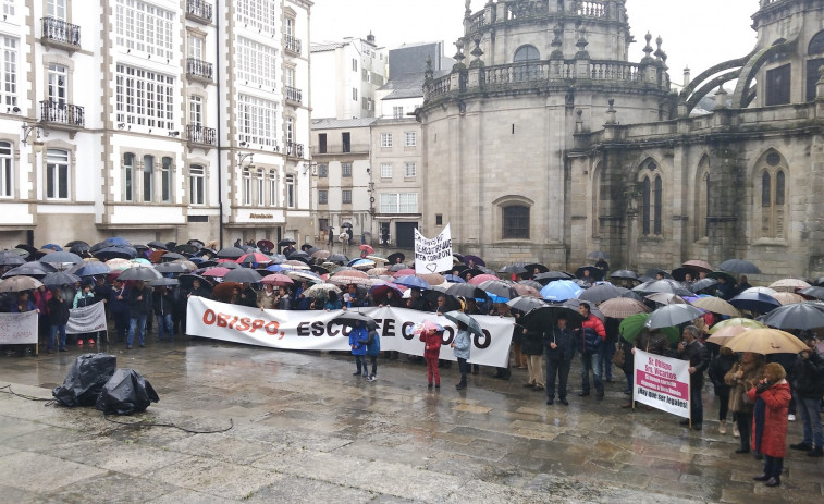 Friol y Guitiriz se concentran ante el Obispado de Lugo contra el traslado de su párroco