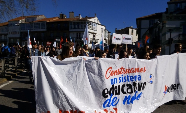 ​Cientos de alumnos protestan en toda Galicia para exigir la derogación de la Lomce