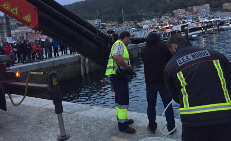 Evacúan en helicóptero a la conductora del coche que cayó al mar en Muros
