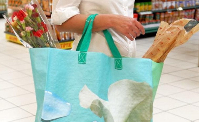 ​Los supermercados creen que pueden reducir más el uso de bolsas de plástico