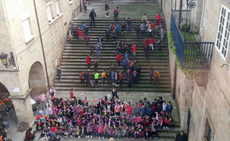 ​Casi 400 niños de Ourense se empapan de 
