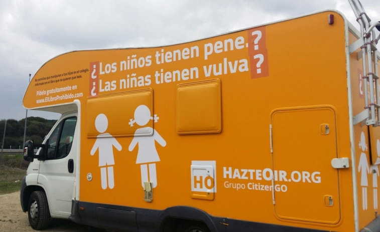 Hazte Oír conserva su lema transfóbico en la autocaravana pero añade signos de interrogación