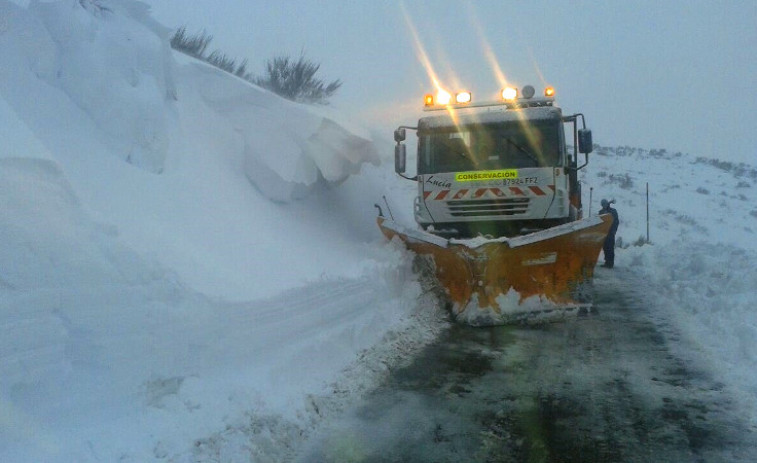 ​La nieve provoca medio centenar de incidencias mientras la alerta se mantiene en toda Galicia