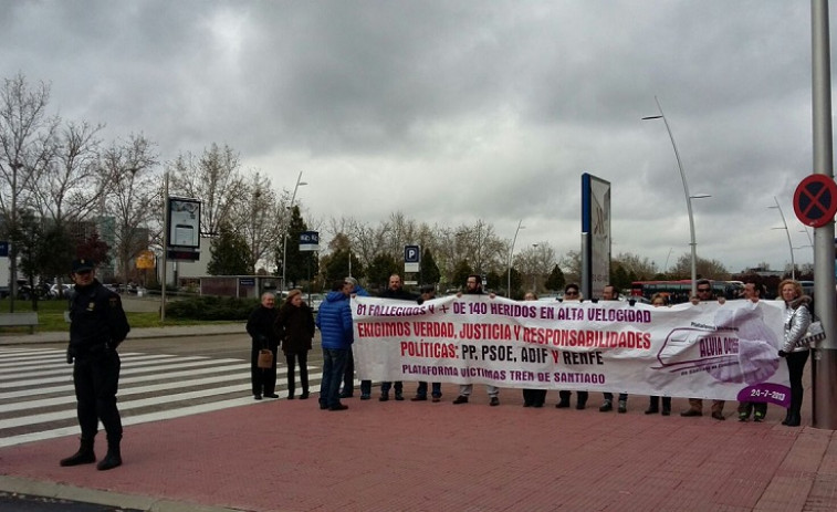 ​Víctimas del Alvia piden a González y Zapatero el apoyo del PSOE