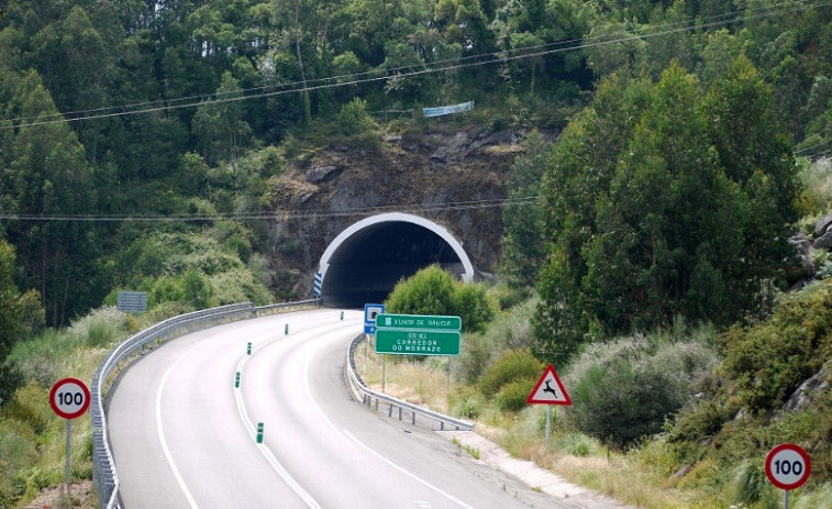 ​Cortan al tráfico un carril del túnel de Montealegre en el corredor do Morrazo