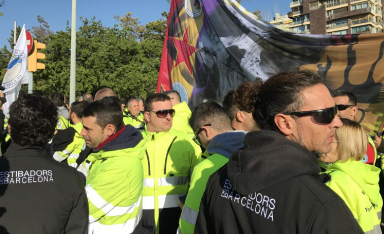 ​Ochenta estibadores esperan a Rajoy a las puertas de un acto en Barcelona