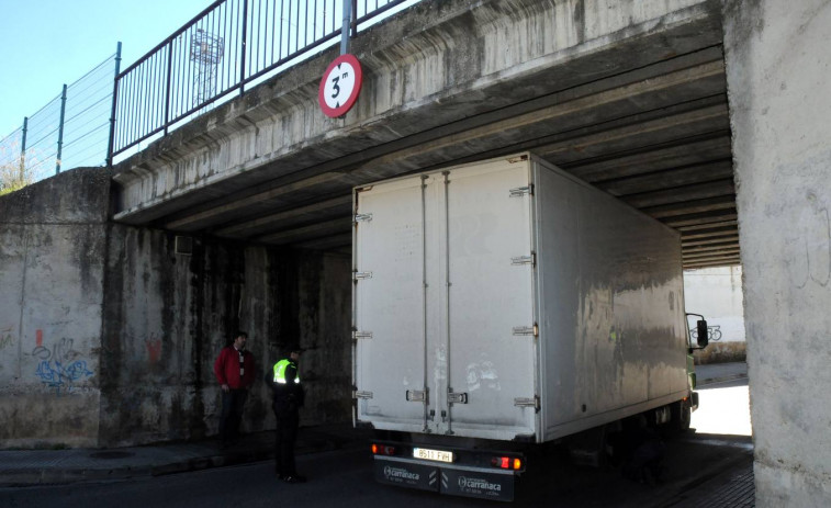 Otro camión queda atascado bajo el infame puente de Alba