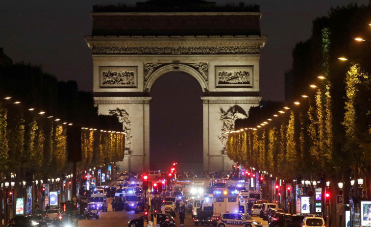 Encuentran varias armas y un Corán en el coche del autor del atentado de París