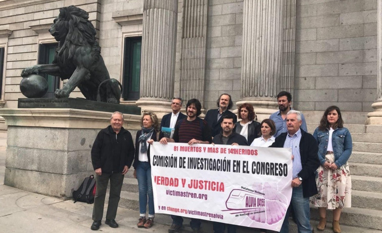 El PSOE se compromete con la comisión que piden las víctimas de Angrois