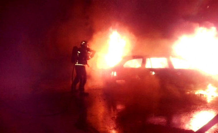 La Policía sospecha que el incendio de cinco vehículos en Ourense fue provocado