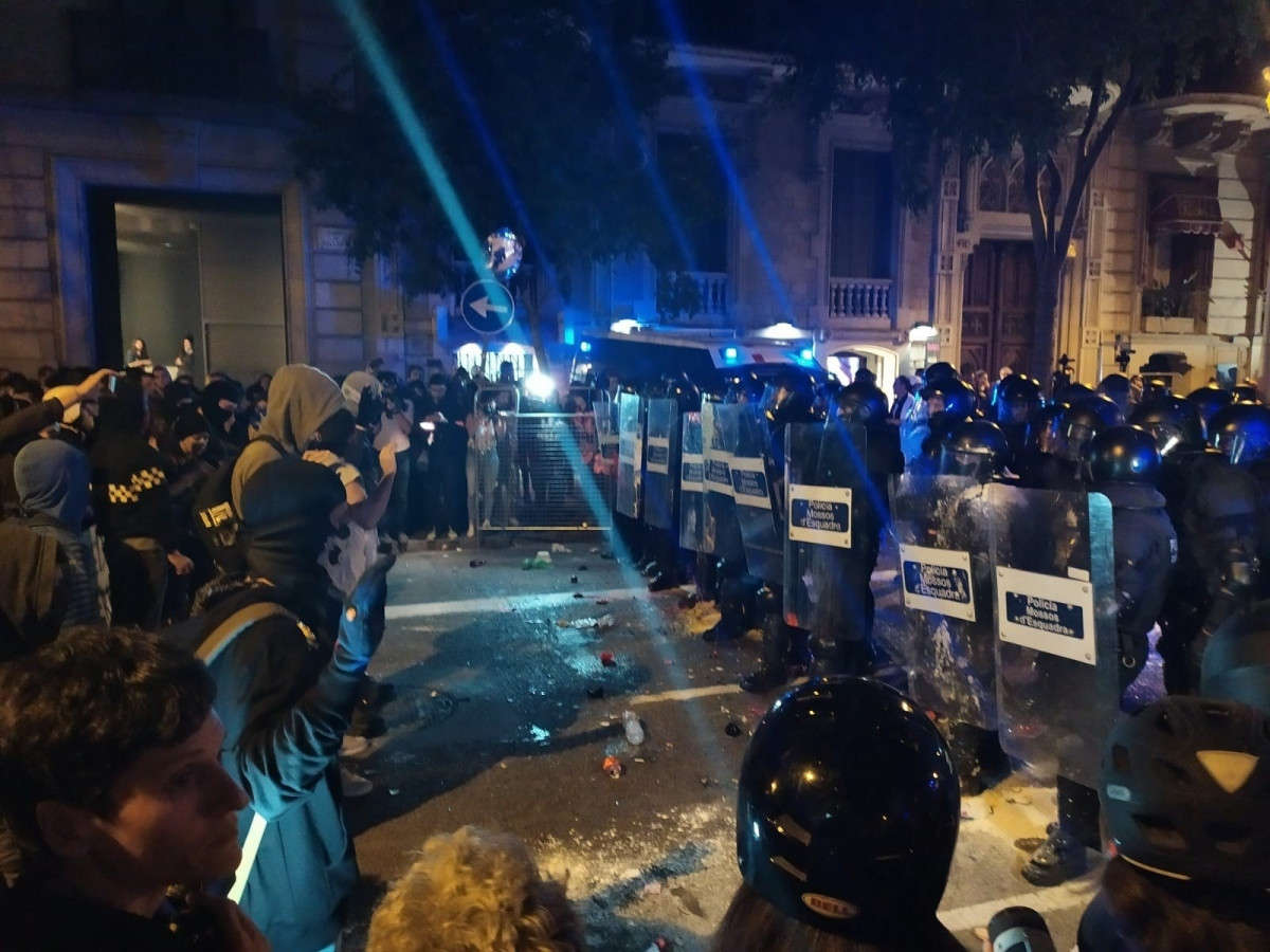 Manifestantes provocan disturbios en la zona de la Delegaciu00f3n del Gobierno en Barcelona