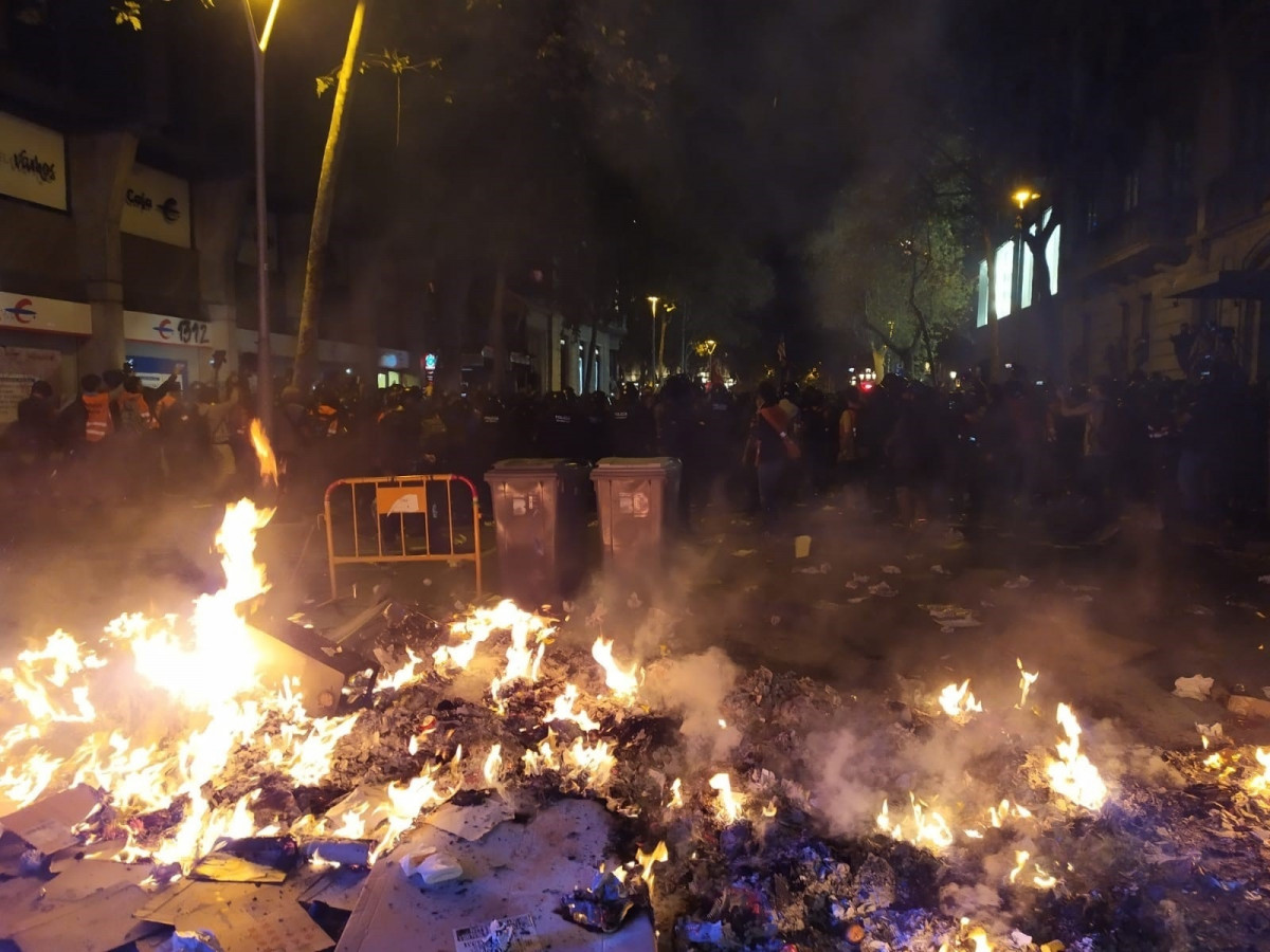 Activistas encienden varias hogueras en Barcelona cerca de la Delegaciu00f3n