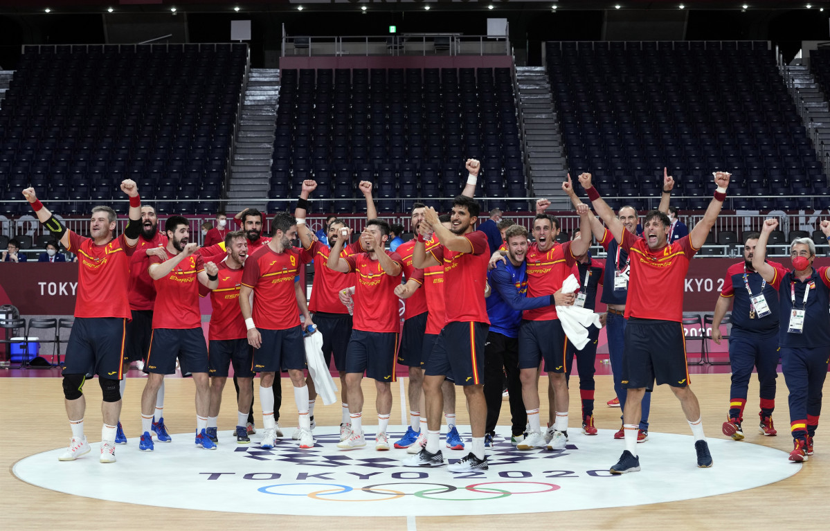 Los jugadores de la selección española de balonmano celebra una victoria en los Juegos Olímpicos de Tokio