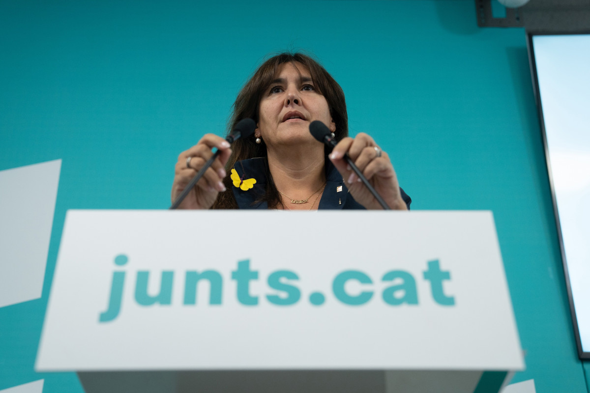 La presidenta de Junts, Laura Borràs, ofrece una rueda de prensa tras la decisión de Junts de abandonar el Govern, en las puertas de la sede de la formación, a 7 de octubre de 2022, en Barcelona, C