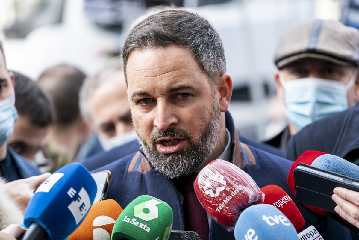 El líder de Vox, Santiago Abascal, ofrece declaraciones a los medios, en una concentración contra la reforma de la ‘Ley Mordaza’