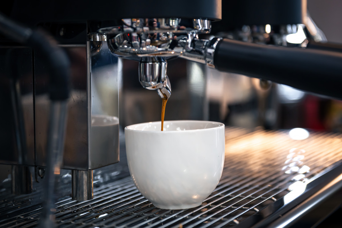 Proceso preparacion espresso primer plano maquina cafe profesional